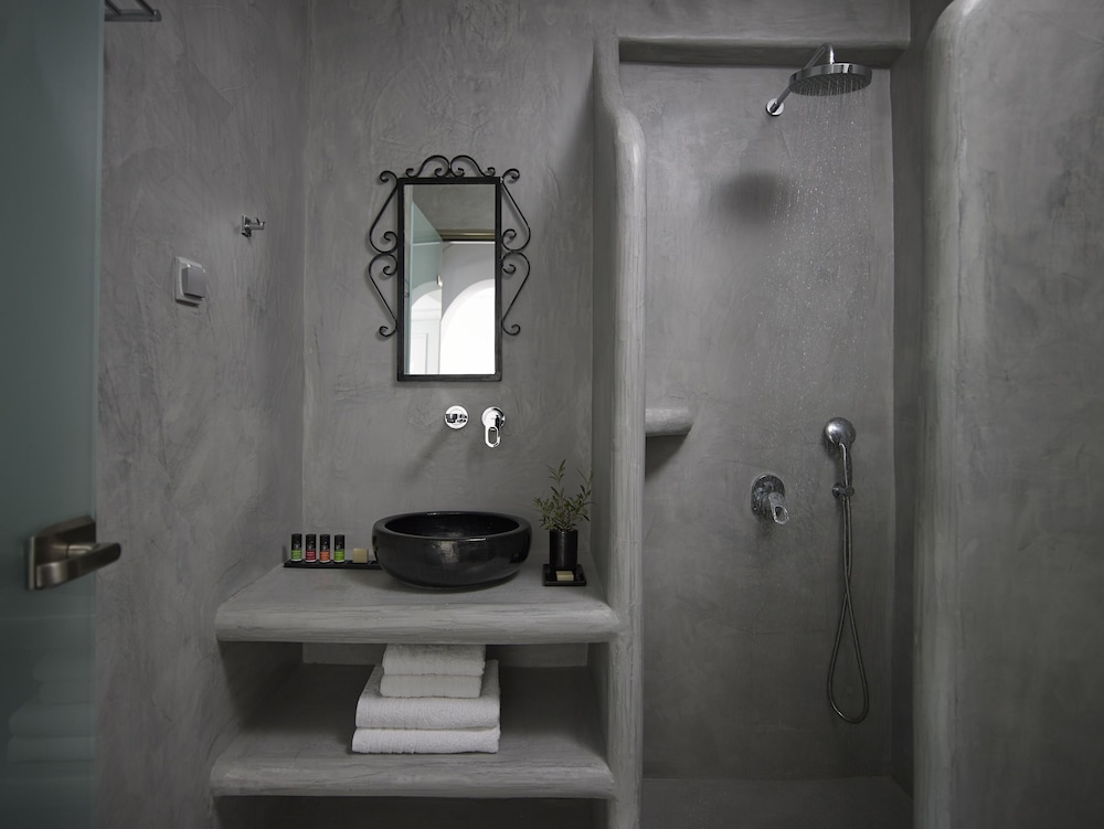 Royal Kalisti Two Bedroom Suite with Private Jacuzzi and Sea View | Top Floor - Photo 12