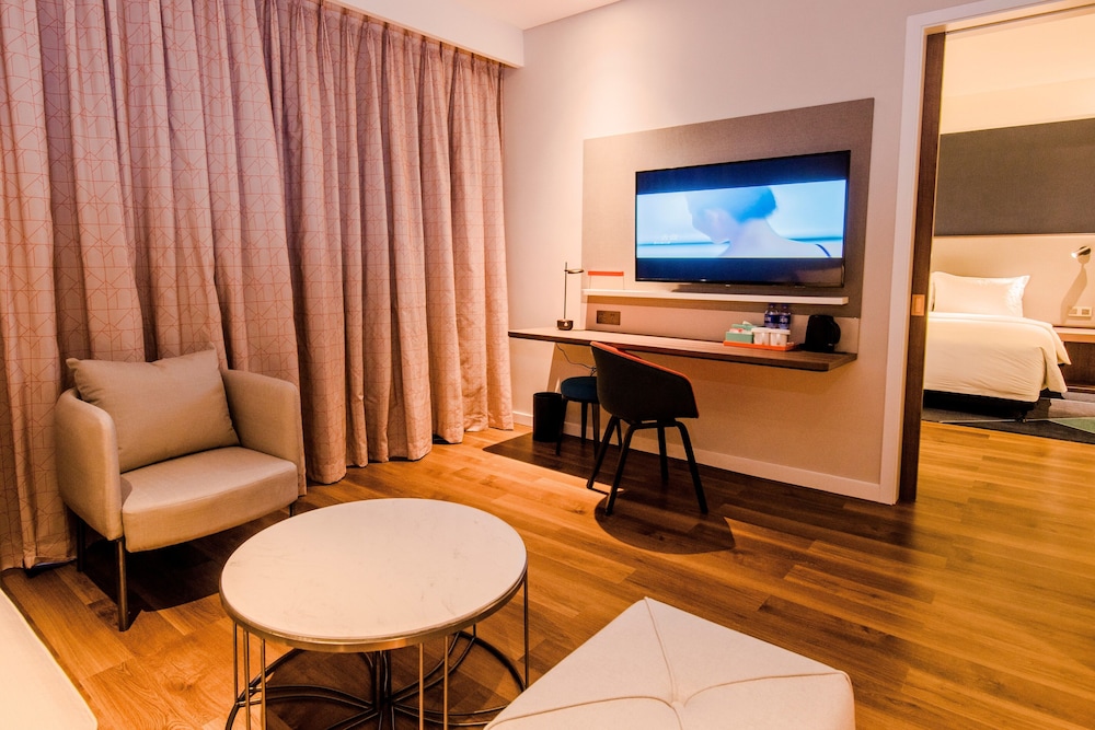 Suite, 1 Bedroom (Dining) - Photo 6