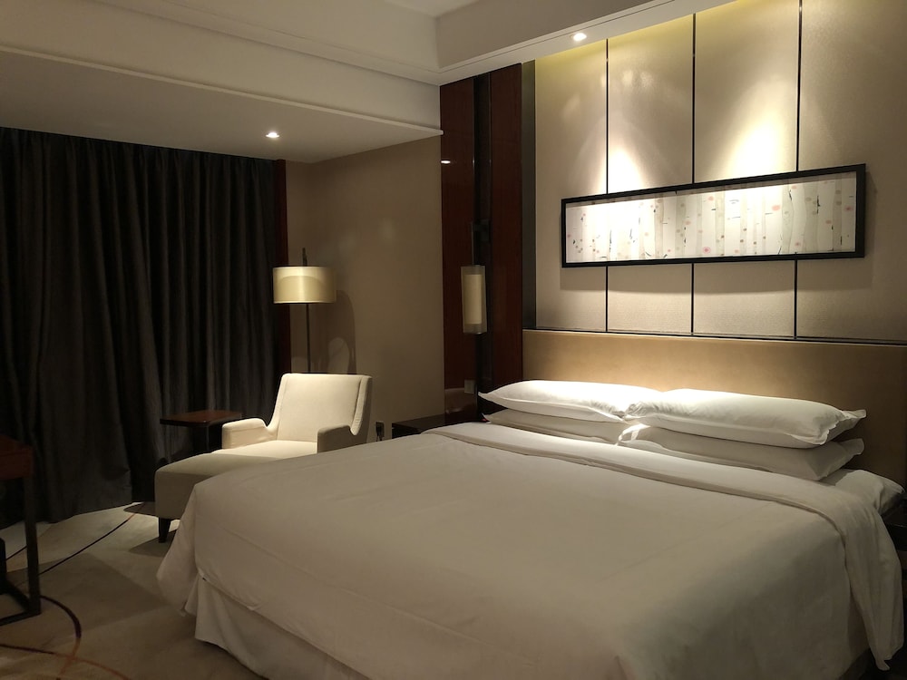 Premier Room, 1 King Bed photo 3