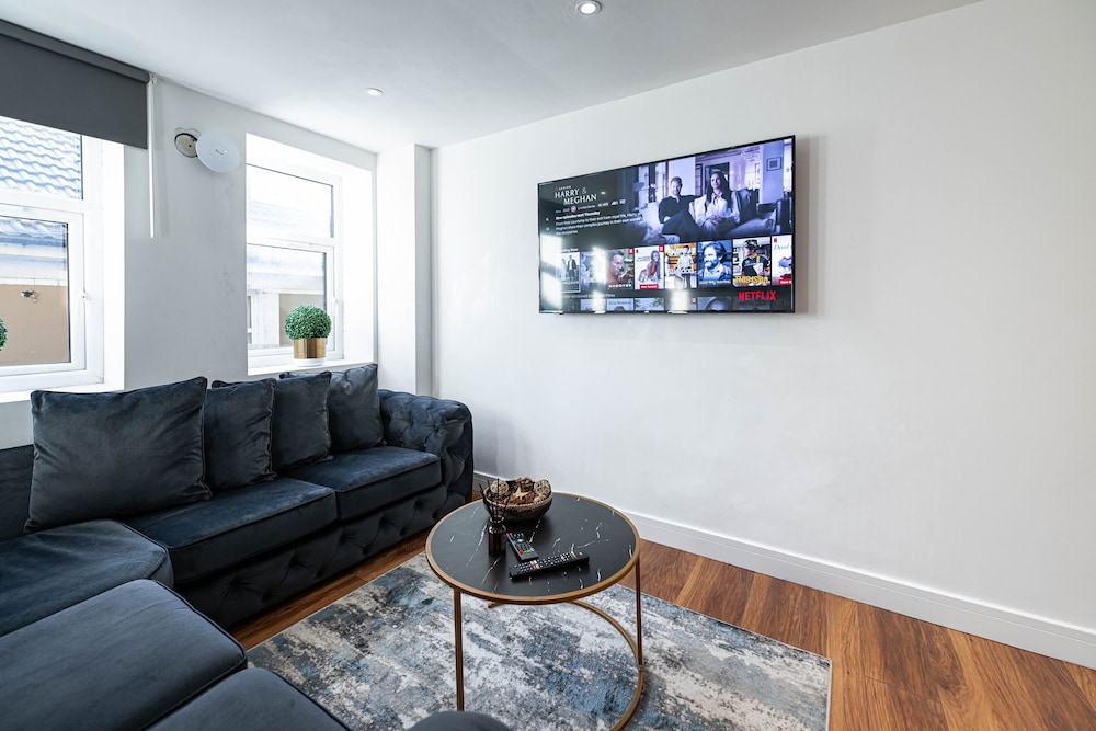 Deluxe Apartment, Hot Tub, City View (Apt 4) - Photo 8