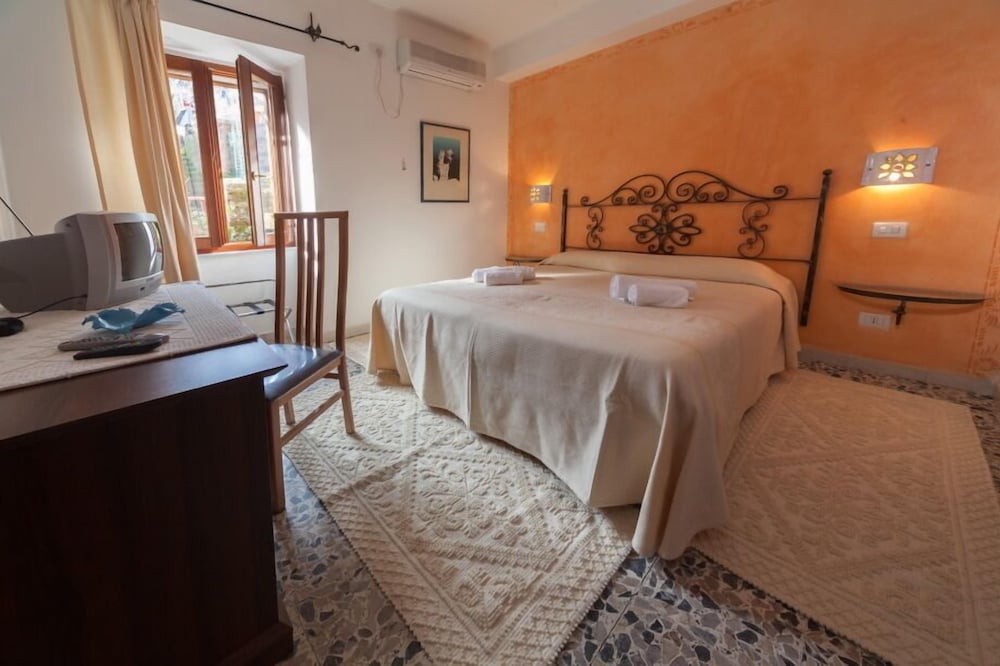 Double or Twin Room photo 3