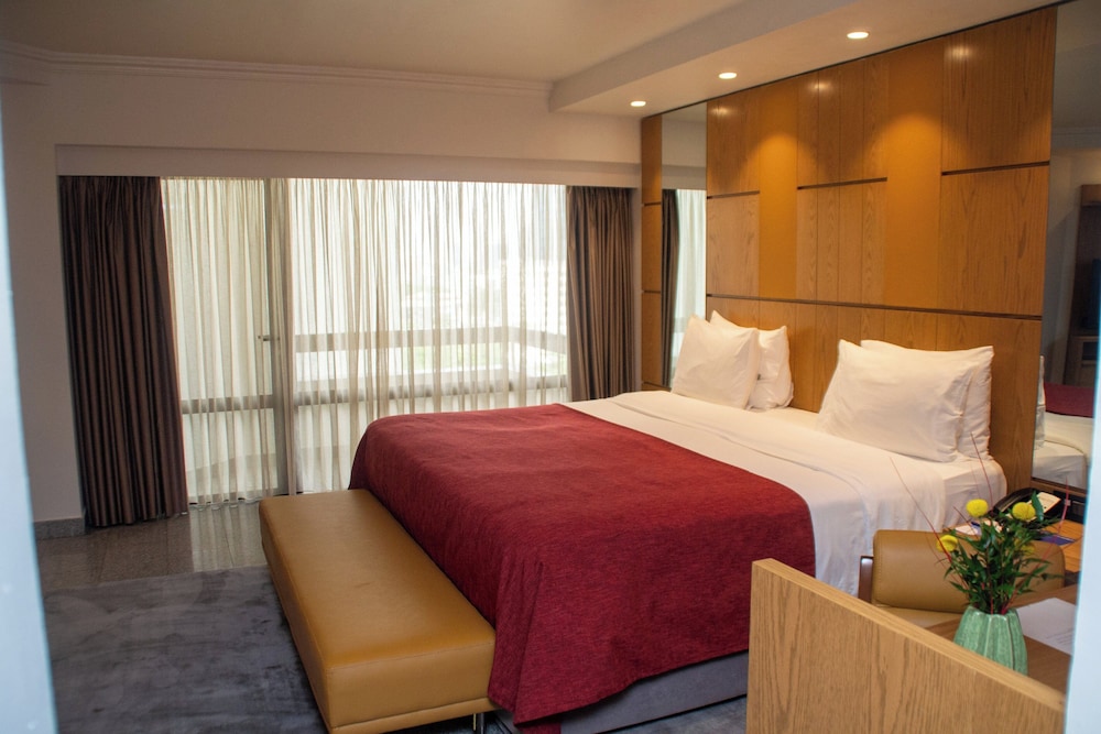 Deluxe Room, 1 King Bed, Balcony, City View (Queen Room) photo 3