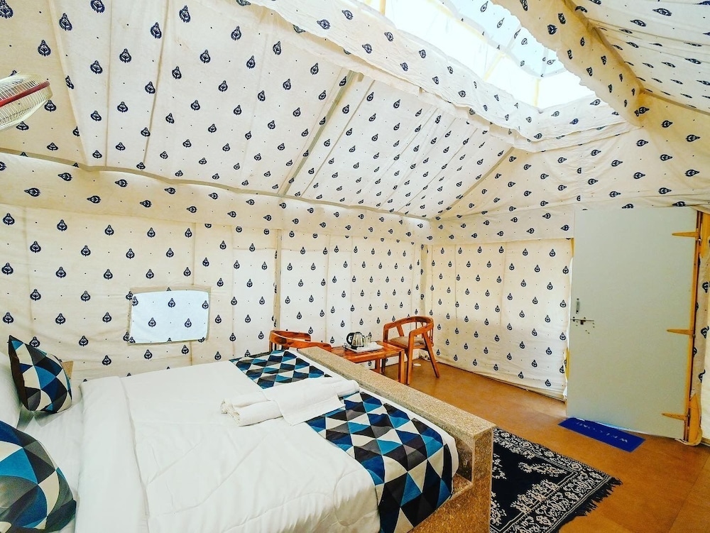 Honeymoon Suite, Desert View