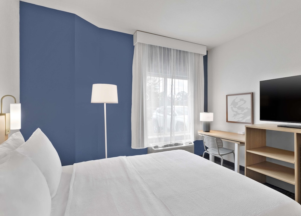 Room, 1 Queen Bed, Accessible (Roll-In Shower)