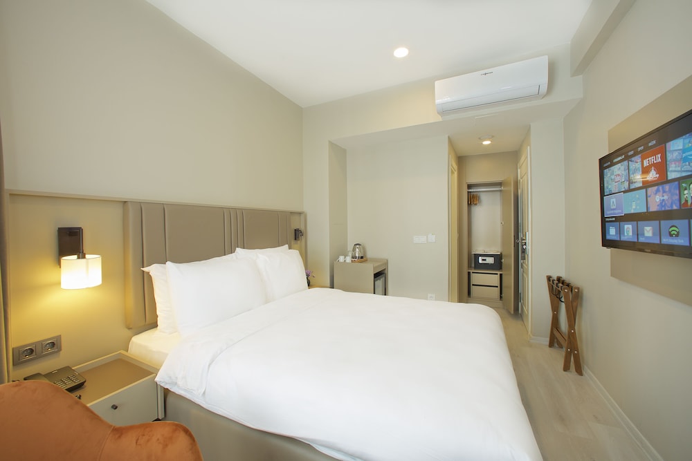 Economy Room, 1 Queen Bed photo 2