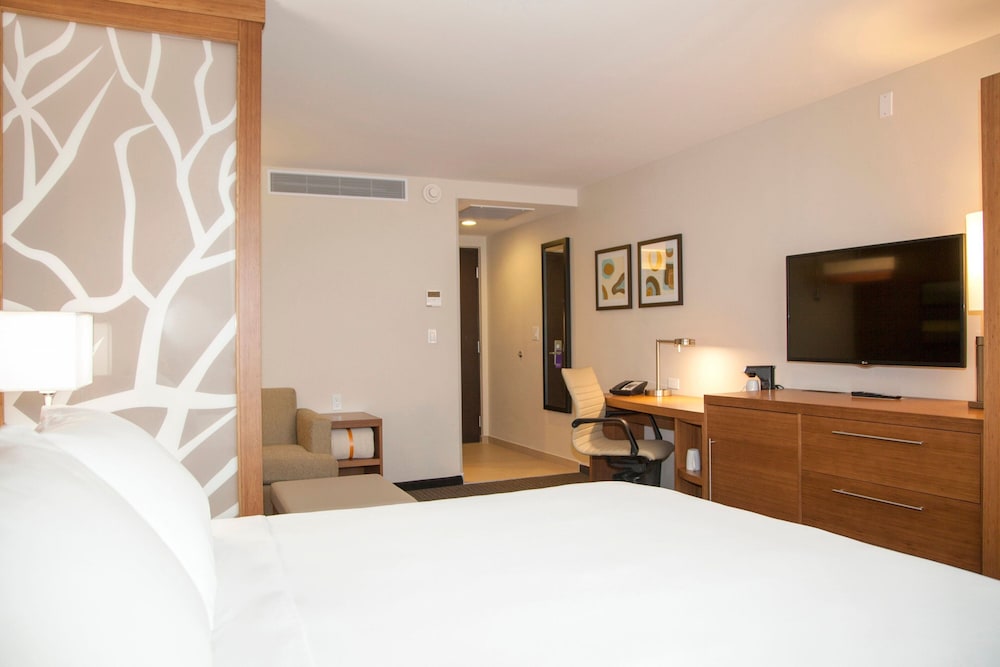 Deluxe Room, 1 King Bed, Golf View photo 2