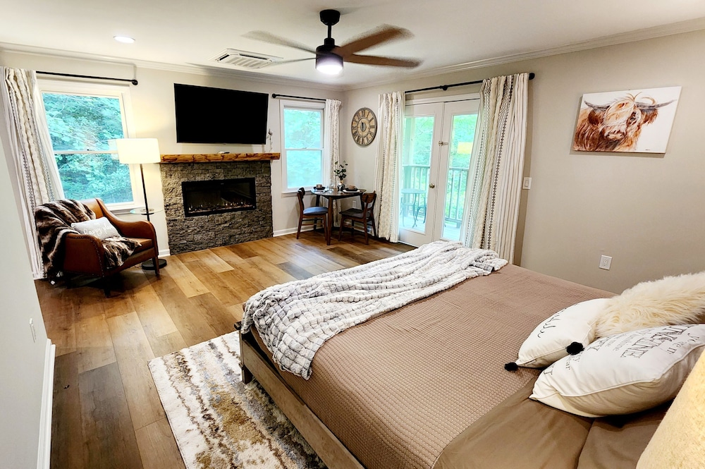 Premium Room, 1 King Bed, Fireplace