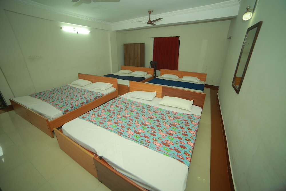 Classic Room, Multiple Beds, Non Smoking photo 3