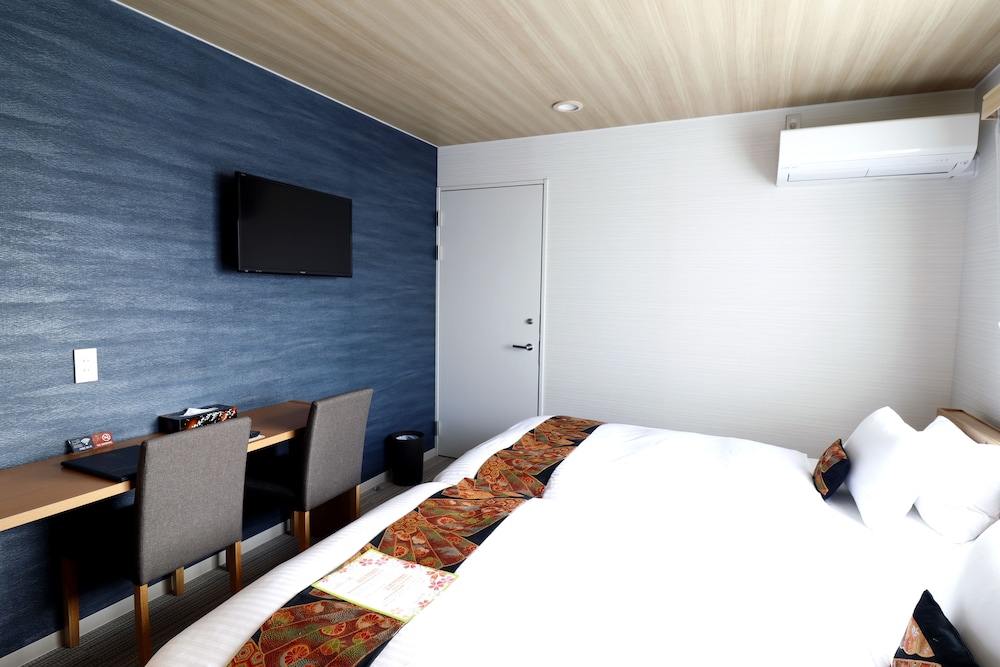 Two-Bedroom Suite - Photo 4
