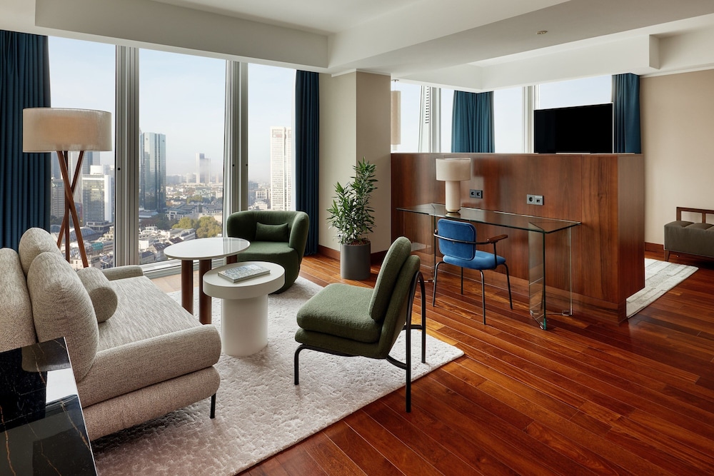 Panoramic Suite, 1 King Bed - Photo 5