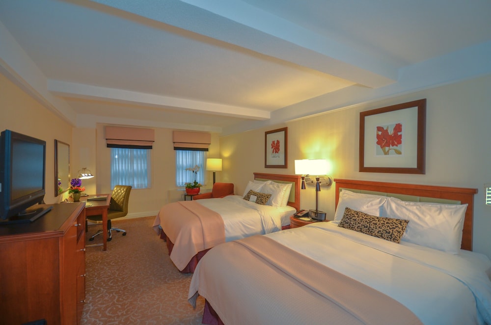 Deluxe Room, 2 Queen Beds thumbnail 6