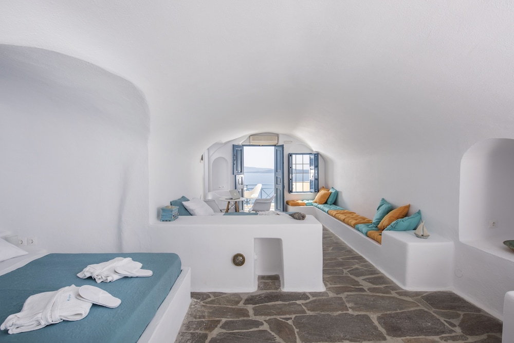 Triple Suite with Caldera View