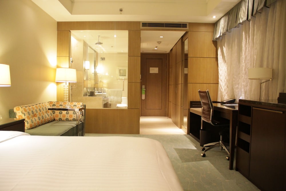 Premier Room, 1 King Bed, City View photo 2
