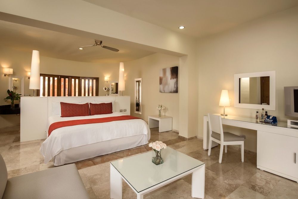 Suite with Bathtub and Outdoor Shower photo 2