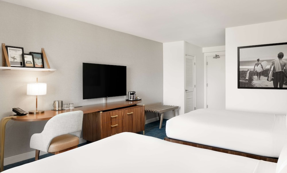 Room, 2 Queen Beds, Accessible (Roll-In Shower)