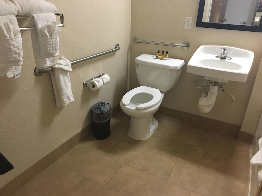 Standard Room, 1 King Bed, Accessible, Bathtub photo 3