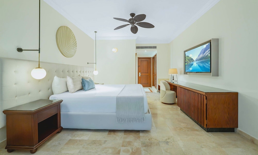 Junior Suite Poolside - Photo 3