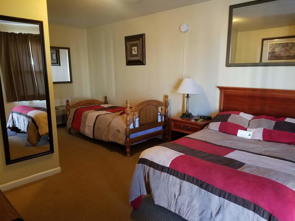 Economy Double or Twin Room, 2 Twin Beds, Non Smoking, Refrigerator & Microwave photo 1