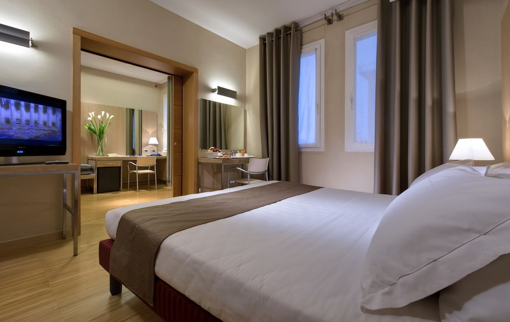 Junior Suite, 1 King Bed - Photo 2