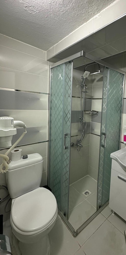Economy Triple Room photo 3