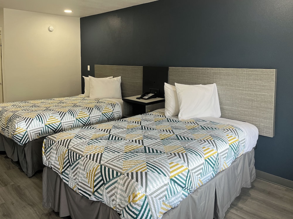 Deluxe Room, 2 Queen Beds, Non Smoking, Refrigerator & Microwave photo 3