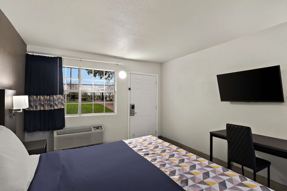Room, 1 King Bed, Accessible - Photo 4