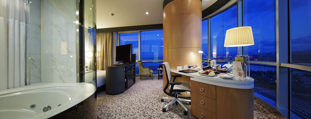 Room, 1 King Bed, Sea View, Corner thumbnail 6