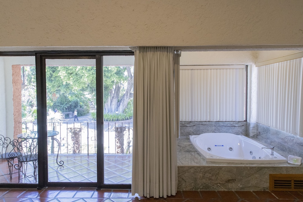 Terrace Suite, King bed and Jacuzzi - Photo 6