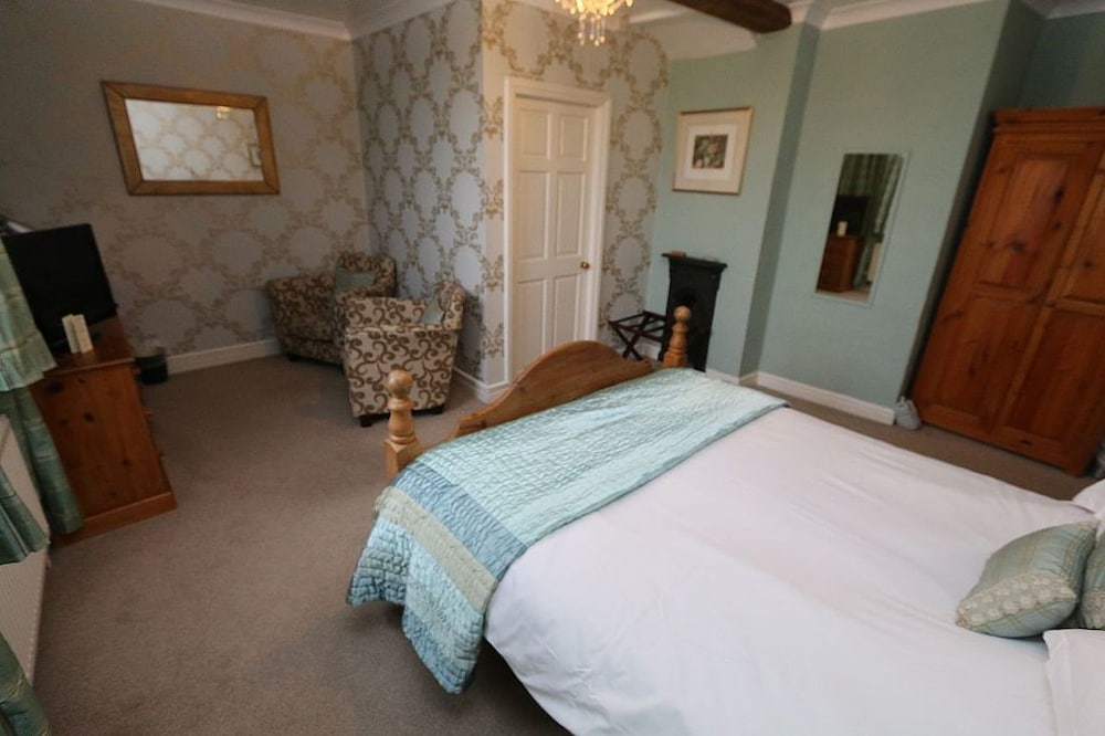Superior Room, 1 King Bed (Shrewsbury) photo 1