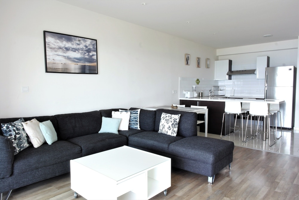 Luxury Apartment, 2 Bedrooms, Sea View, Beachfront (Sage)