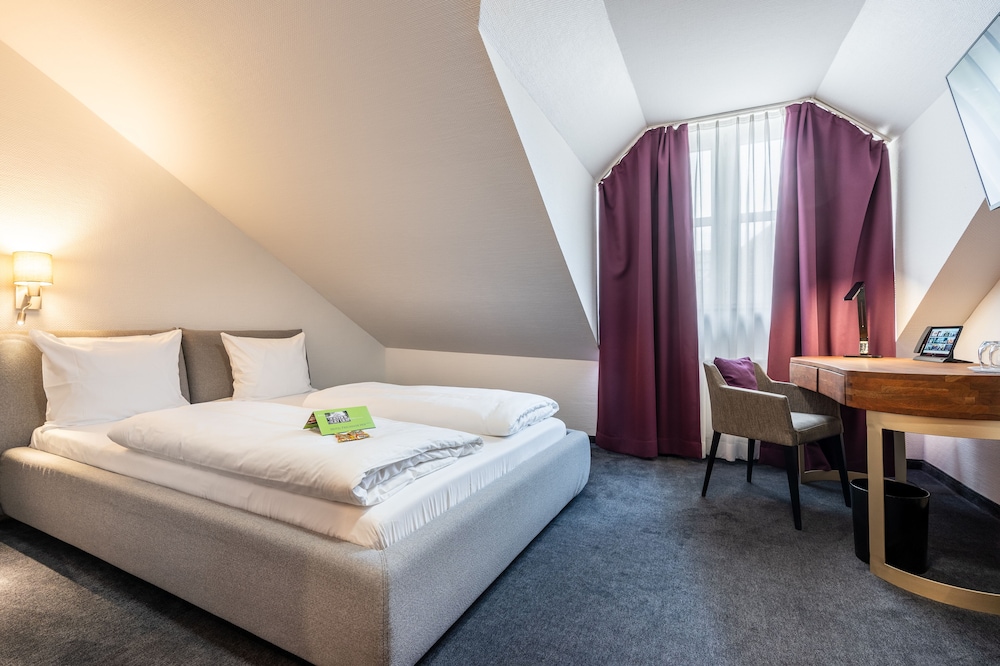 Double Room (Queen)