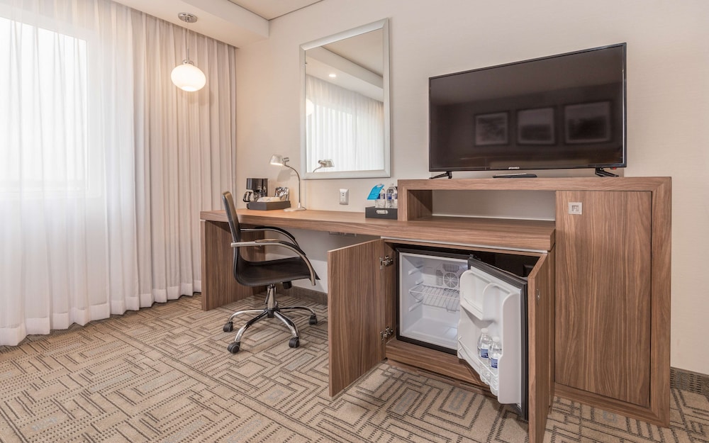 Room, 1 King Bed, Refrigerator