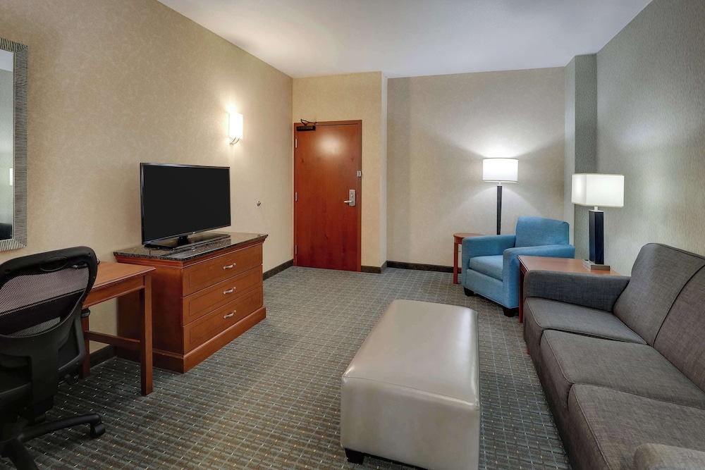 Suite, Multiple Beds, Refrigerator & Microwave (Upper Floor) photo 3
