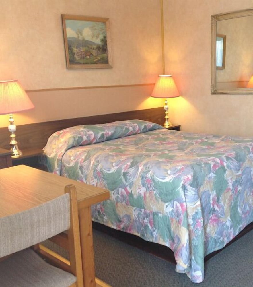 Standard Room, 1 Queen Bed photo 1