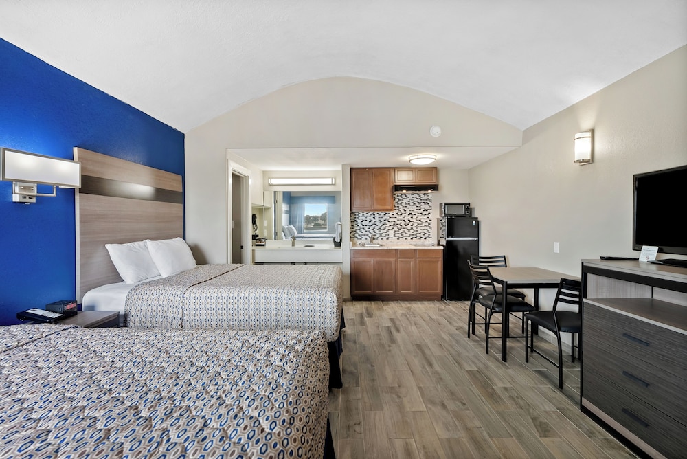 Standard Room, 2 Queen Beds, Kitchenette, Ground Floor - Photo 4