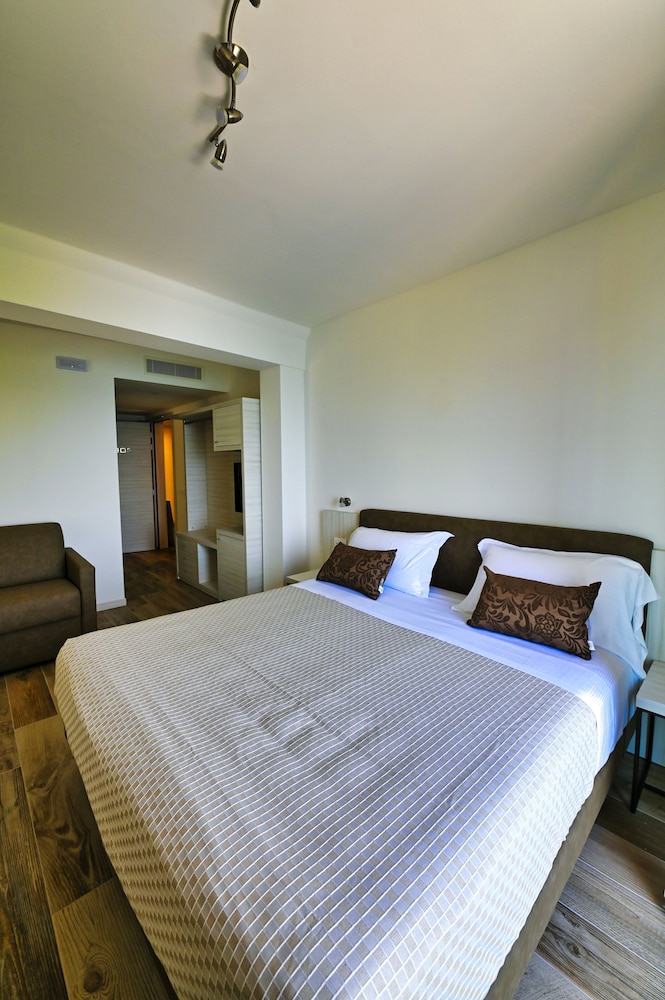Junior Suite, Non Smoking, Lake View