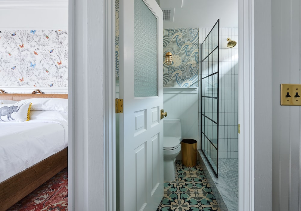 Standard Suite, 1 Queen Bed with Sofa bed, Courtyard View (Suite) photo 2