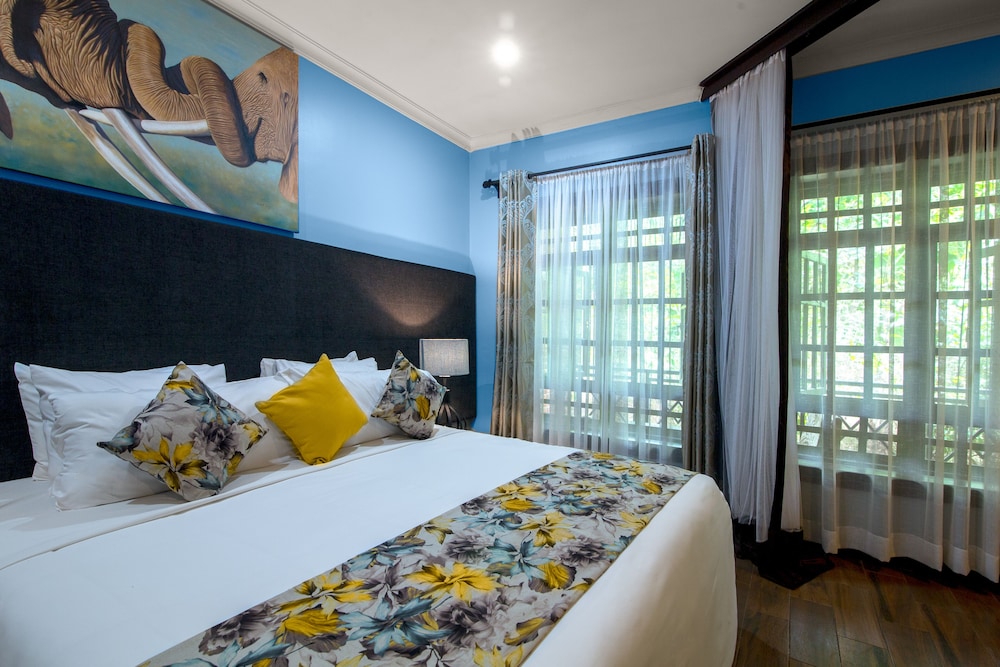 Deluxe Suite, Bathtub, Garden View