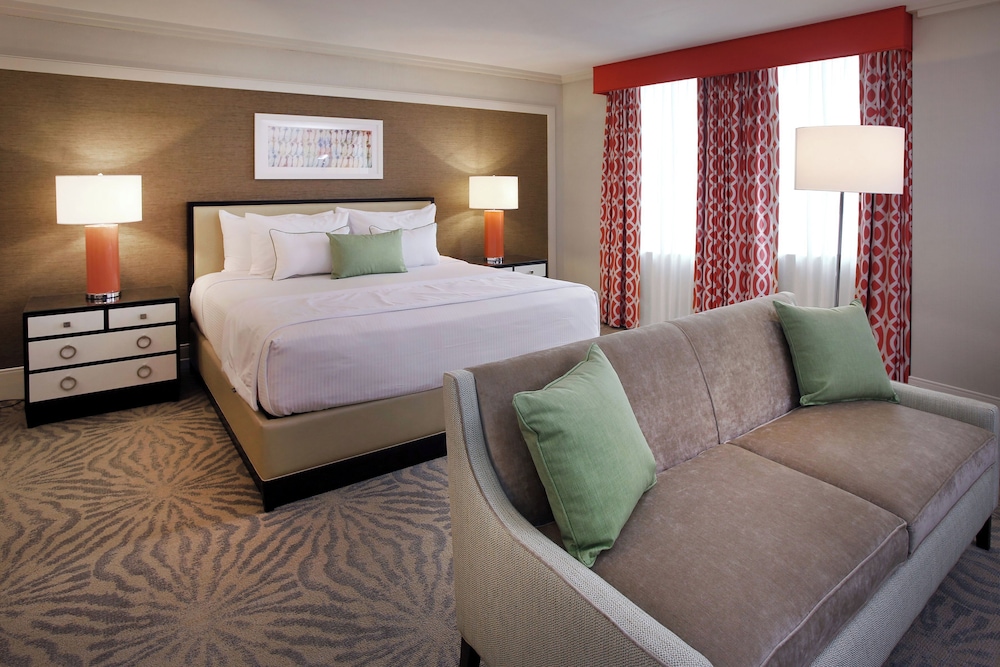 Suite, 1 King Bed, Smoking - Photo 1