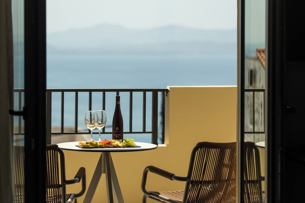 Deluxe Suite with Panoramic Sea View - Photo 14