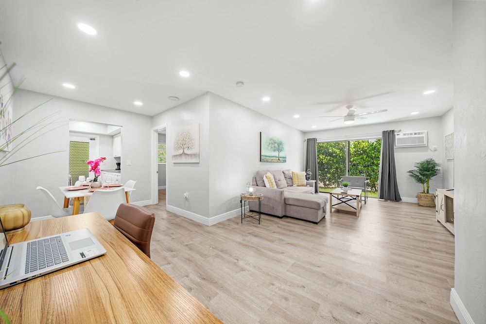 Superior 1-Bedroom King w/ Kitchen & Sofa Bed