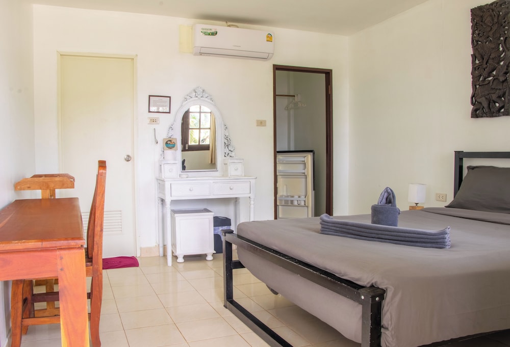 Deluxe room sea view with queen bed