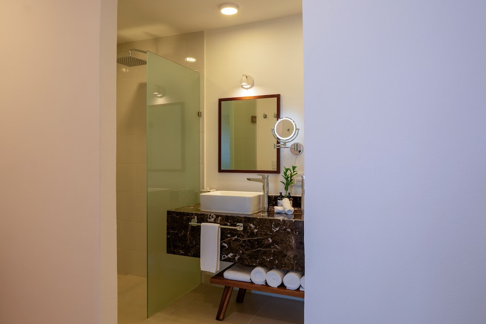 Beachfront Swim Up Suite thumbnail 5