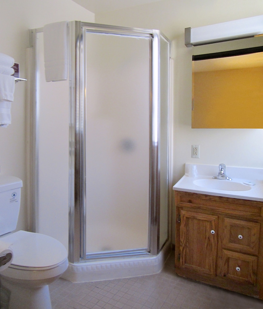 Deluxe Room, 1 King Bed, Accessible, Refrigerator & Microwave photo 3