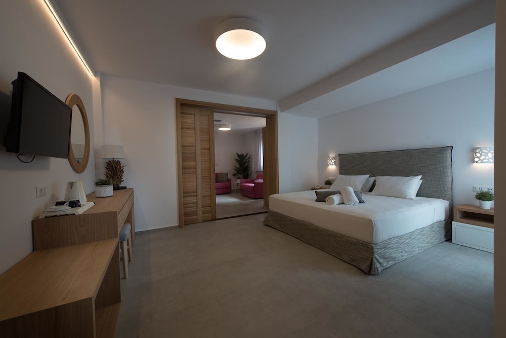 Family suite with side sea view photo 2