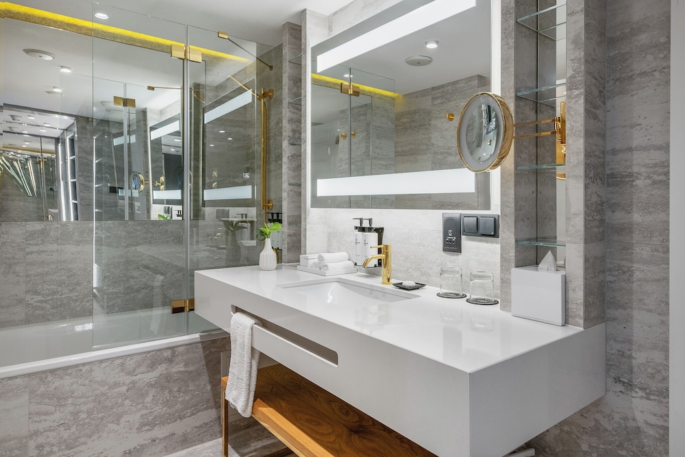 Luxury Suite, 1 King Bed, Kitchenette (Opera) - Photo 8