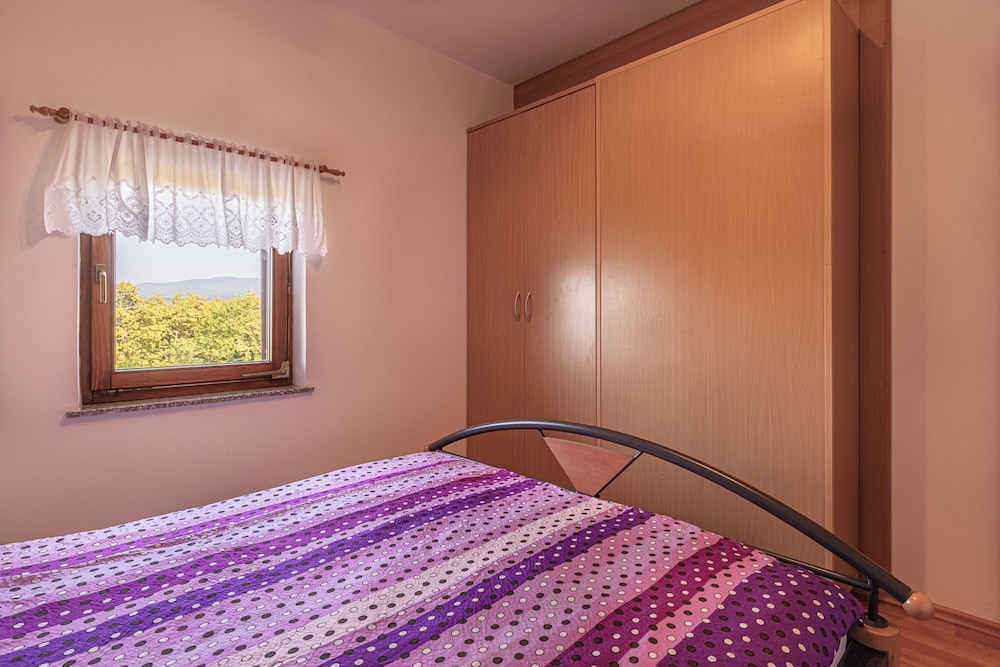 Family Chalet, Multiple Bedrooms, Mountainside (Vineyard Cottage Brodaric) photo 1