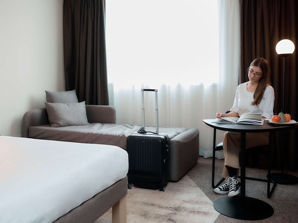 Junior Suite with One Queen Bed and Sofa thumbnail 6