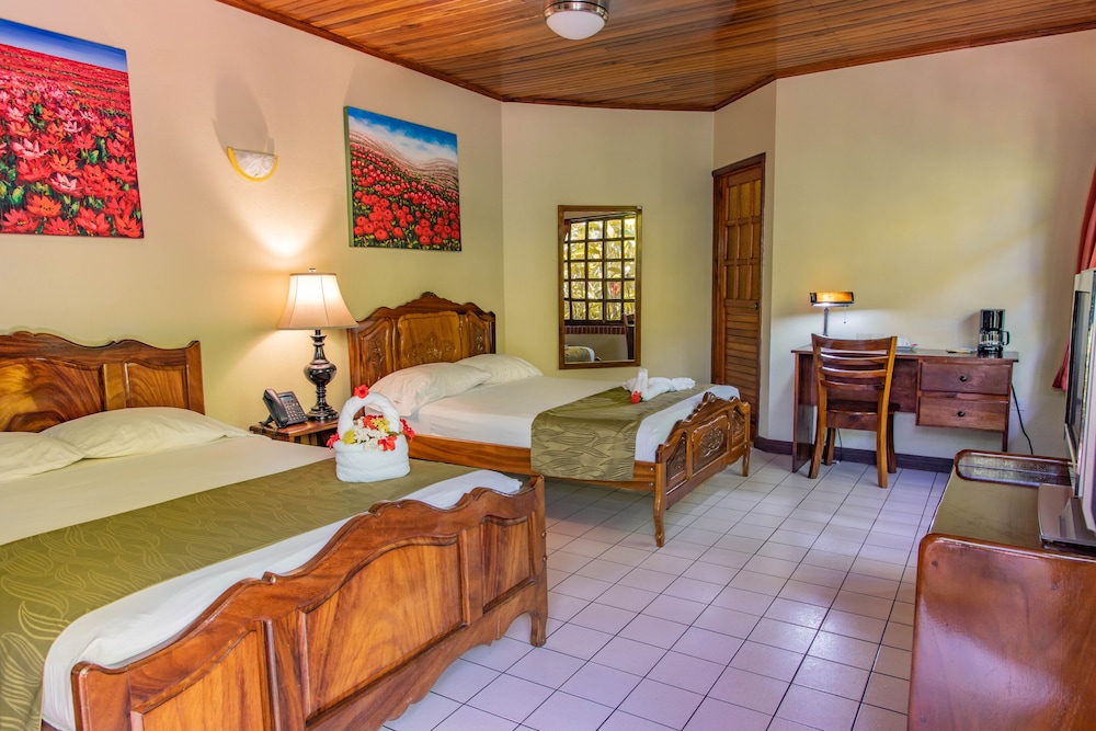 Double Room, 2 Double Beds, Garden View, Garden Area photo 3