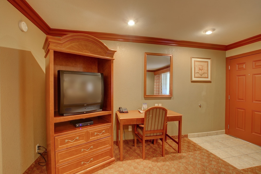 Superior Room, 1 King Bed photo 2